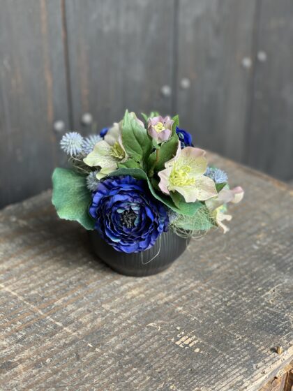 おとなの雰囲気漂うラナンキュラスが主役のアーティフィシャルフラワーのアレンジメント